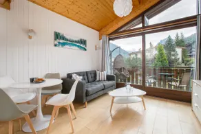 Stunning renovated studio with mezzanine - Image 2