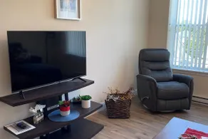 Lovely 1 bedroom Apartment- Onsite dog park. - Image 3