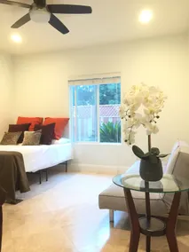 The PEACOCK suite next to a country club - Image 5
