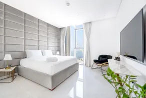 Spectacular 3 BR condo with maids room facing the Dubai Eye - Image 5