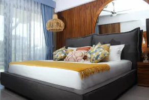 Stylish Condo w/Car. Walk to beach! - Image 3