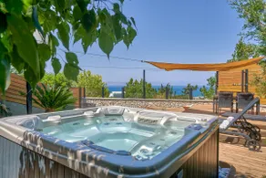 Zephyr Luxe Apartment-Sea & Mountain View - Image 2