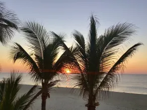 BEACH FRONT GEM - Breathtaking 2 BED RM/ 2 BATH top floor Condo-ON THE SAND - Image 3