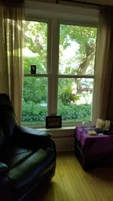 Cheerful 2+ bedroom home with cozy front porch - Image 2