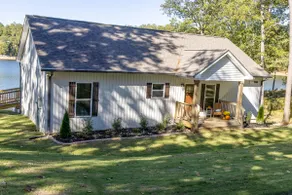 Lakefront 6BR retreat with private beach - Image 3