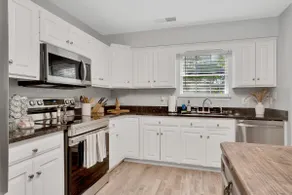 (Side B) Comfortable 2BR Townhome Near the Mall! - Image 5