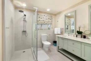 Elegant Ocean Penthouse with Pool in South Gap - Image 4