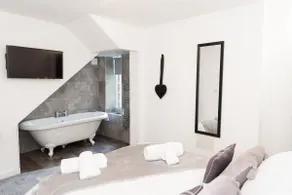 Modern House nr Beach and Bars with Access to Pool - Image 4