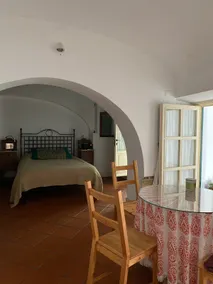 Studio with a double bed and two single beds - Image 5