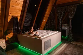 Cabin with Jacuzzi, 12 km from Treze Tílias - Image 4