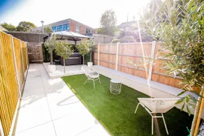Beautiful City-Centre Townhouse with Hot Tub - Image 3