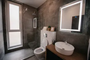 King size bedroom with private bathroom - Image 5