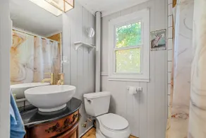 Cabin, rustic elegance w/ hot tub, lake access - Image 5