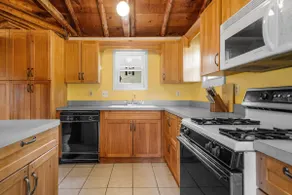 Cabin, rustic elegance w/ hot tub, lake access - Image 3