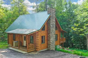 Log Hollow: Spacious & Secluded Luxe Log Cabin - Image 2