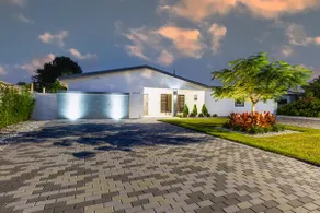 Modern 4.5 BR 3 Bath Dream House Heated Pool BBQ - Image 4