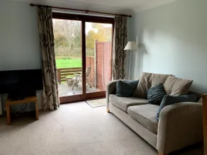 Cosy 2 bedroom cottage overlooking fishing lake - Image 4