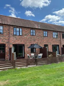 Cosy 2 bedroom cottage overlooking fishing lake - Image 2