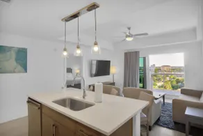 Resort living on the beach - Image 5