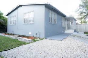 Magic City Tropical Corner House - Image 4