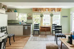 Stylish Spacious Seaside Retreat, Walking to Beach - Image 2