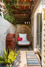 Stylish Spacious Seaside Retreat, Walking to Beach - Image 5