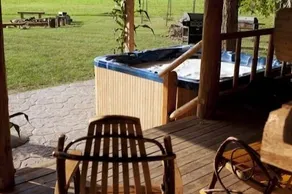 Authentique cabane en rondins amusant d'automne! Et bain à remous, près du lac avec vue sur la montagne - Image 4