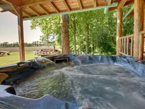 Authentique cabane en rondins amusant d'automne! Et bain à remous, près du lac avec vue sur la montagne - Image 3