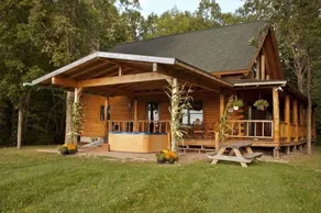 Authentique cabane en rondins amusant d'automne! Et bain à remous, près du lac avec vue sur la montagne - Image 2