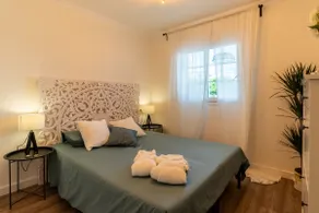 Black Level Suites, 30m from the beach, pool and garage - Image 4