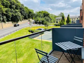 Cheerful 2-bed townhouse in Wakefield with parking - Image 4