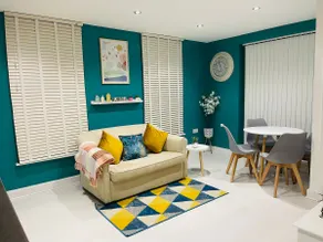 Cheerful 2-bed townhouse in Wakefield with parking - Image 2