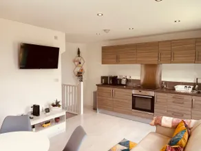 Cheerful 2-bed townhouse in Wakefield with parking - Image 3
