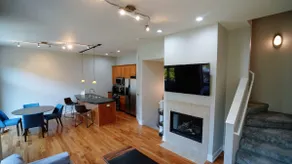 Modern 2 bedroom Townhouse, Great for CWS.  Ideal Location - Image 2