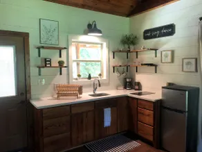 Cozy Aggie Game-Day Country Cabin w/ full porch and outdoor amenities - Image 2