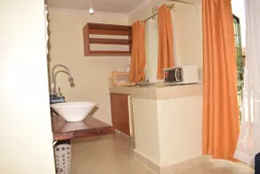Stylish 2BR with Wi-Fi and secure parking - Image 5