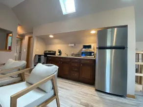 Modern & private 1-bdrm apartment w/ free parking - Image 5