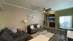 Cheerful 3-bedroom Residential Home with Pool - Image 2