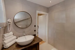 Beautiful, new 90 m² apartment for up to 8 people - Image 4