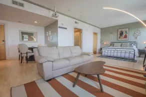 Designer Downtown Condo Suite - Splendid View - Image 2