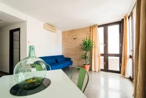Cosy Flat w/ Beautiful Views and Cute Balcony - Image 4