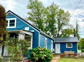 Main Street House, Parking, few miles from trails! - Image 3