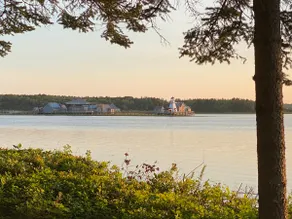 Relaxing Waterfront 2 Bed Cottage - Image 5