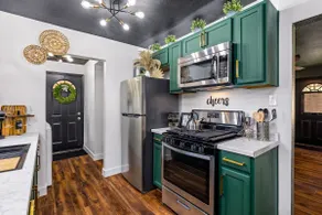 Compass NORTH! A Boho Bungalow • Fast Wi-Fi • A/C - Image 3