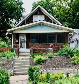 Charming Bungalow - Centrally Located - Image 3