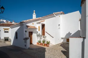 An ideal country house for couples to get away. - Image 3