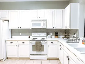 Newly Renovated Townhouse! 10 min from the beach - Image 3