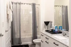 Lux Apt Dntwn ATL 5mins from Mercedes-Benz stadium - Image 3