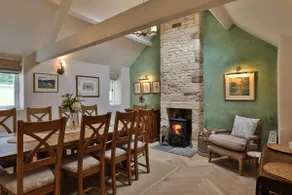 Beautiful Cotswold Farmhouse on a private estate - Image 2