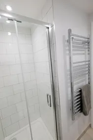 Private, newly renovated, one bed garden apartment - Image 5
